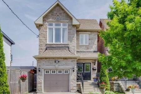 Spacious 2 Bedroom Guest Suite Toronto Exterior photo
